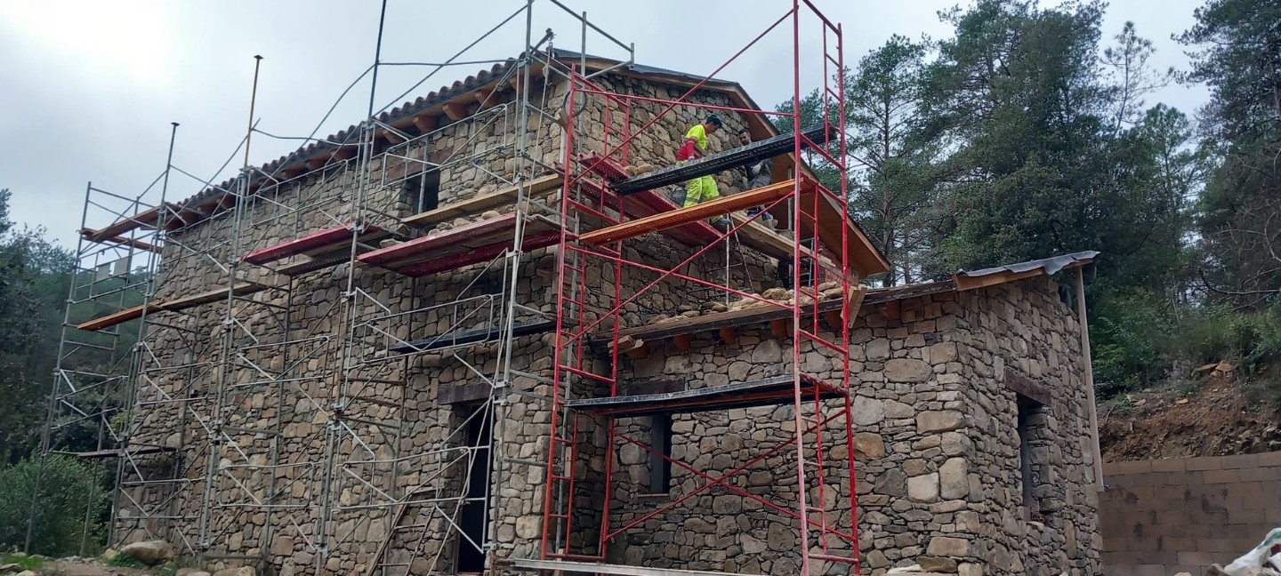 Pere Serra Arquitectura. CAN ROCA. Reconstrucció d'un habitatge unifamiliar al Parc Natural de la Vall de Bianya
