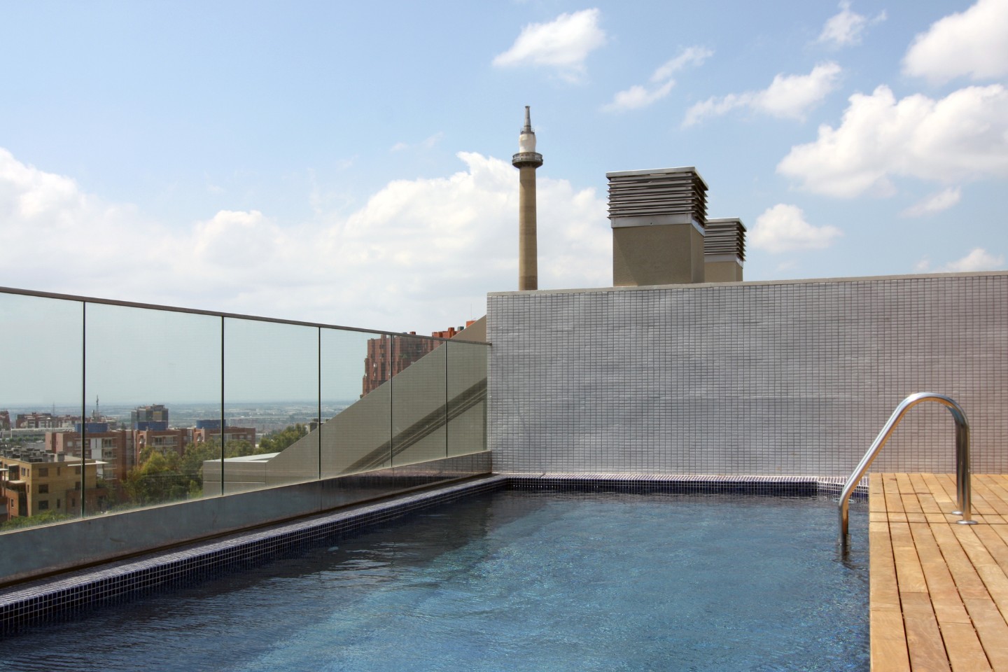 Pere Serra Arquitectura. Edifici de 19 habitatges i aparcament a l'Avinguda Indústria de Sant Just Desvern.