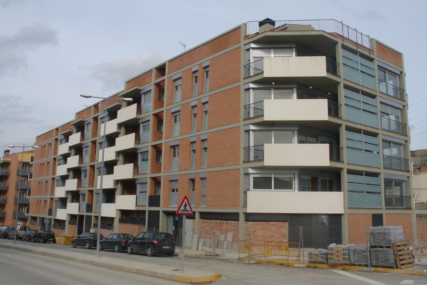 Edifici de 38 habitatges, 2 locals i aparcament a la carretera de Valls de Santa Margarida de Montbui Pere Serra Arquitectura. Edifici de 38 habitatges, 2 locals i aparcament a la carretera de Valls de Santa Margarida de Montbui.