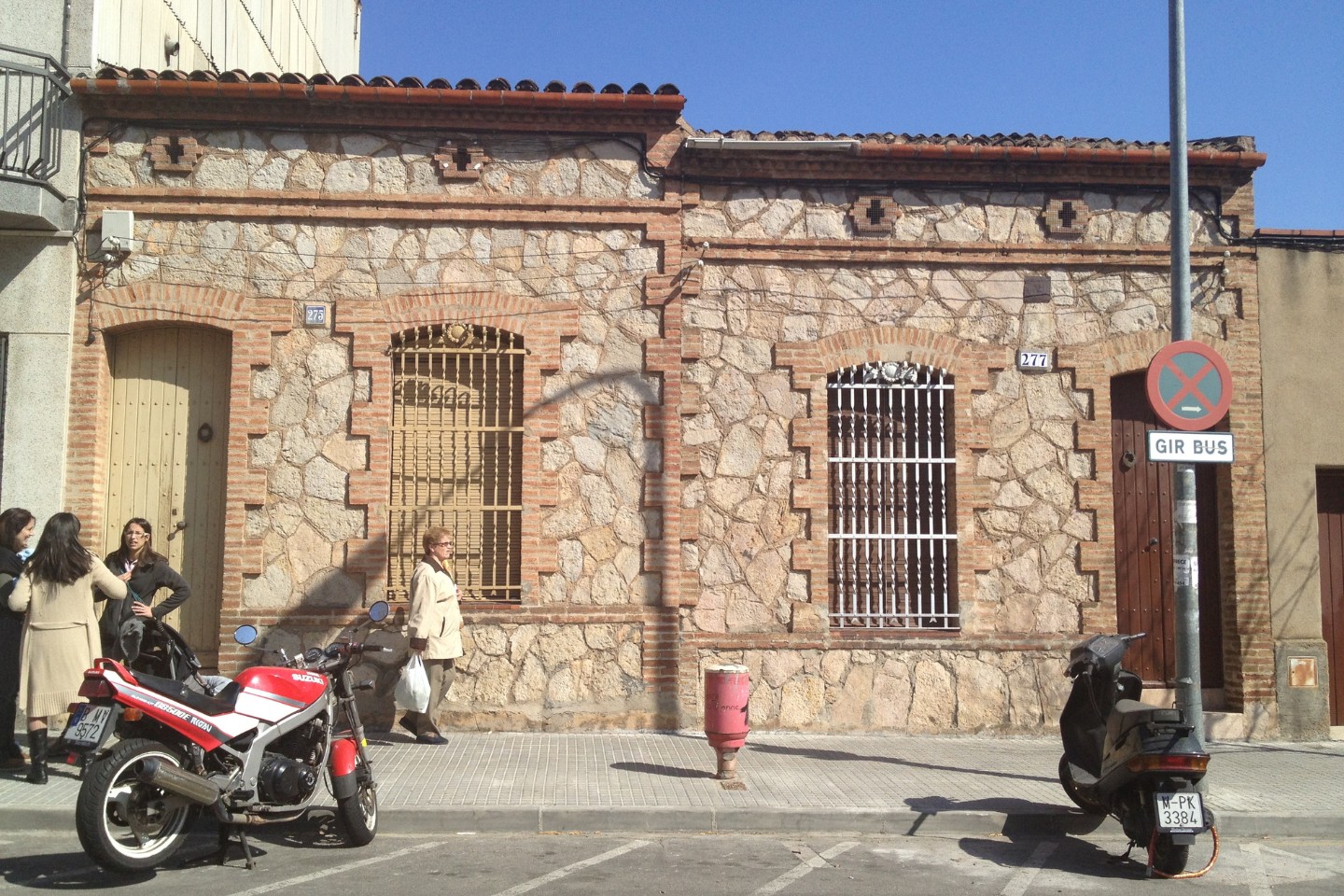 Pere Serra Arquitectura. Reforma d'habitatge unifamiliar entre mitgeres a Terrassa.