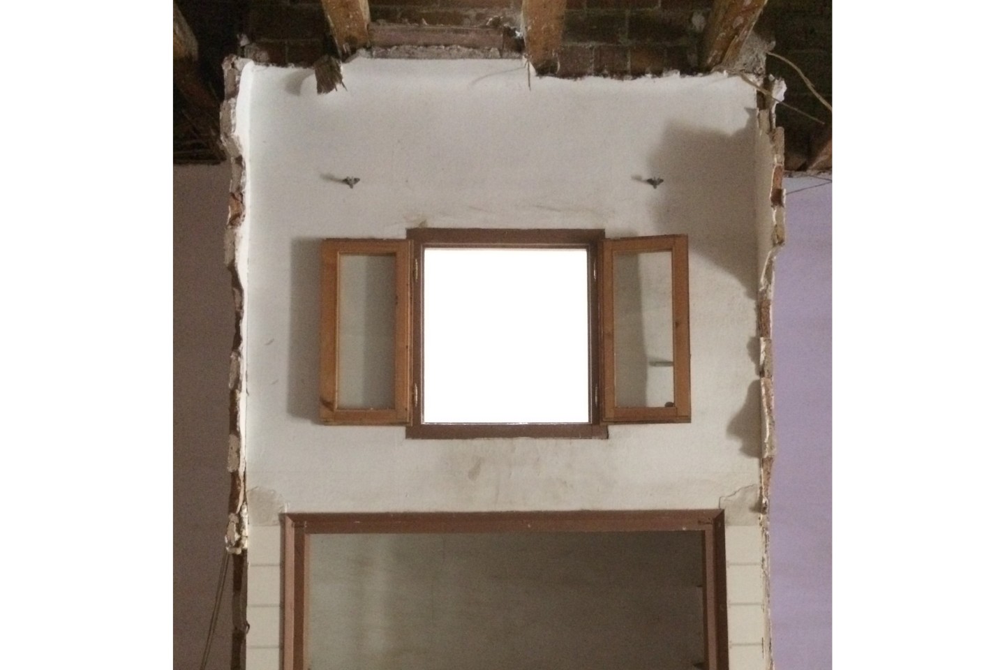 Pere Serra Arquitectura. Reforma d'habitatge unifamiliar entre mitgeres a Terrassa.